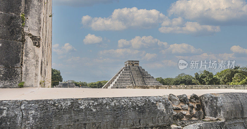 晴朗的一天，奇琴伊察的El Castillo (Kukulcán Temple)